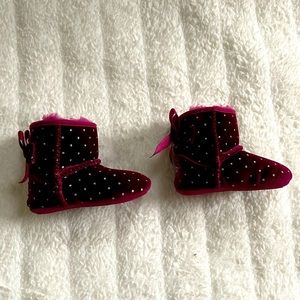 Ugg Jesse Bow Starlight Infant Lonely Hearts 2-3 infant baby girl